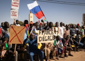 Burkina Faso wirft französische Truppen raus – Demonstranten schwenken russische Fahnen