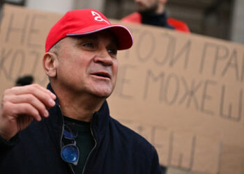 Đokovićs Vater posiert mit Fan im prorussischen T-Shirt bei Australian Open: "Es leben die Russen!"