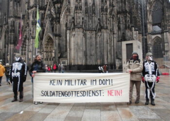 Friedensaktivisten protestieren gegen Einsegnung von Militärs im Kölner Dom