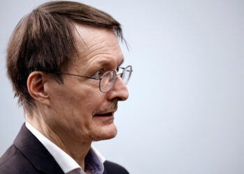 Lauterbach als symbolhafter Maskenträger in Davos: "Die Pandemie ist noch nicht vorbei"