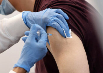 Mauscheln, mauern, geheim halten: Vom Versuch, Impffolgen unter den Teppich zu kehren