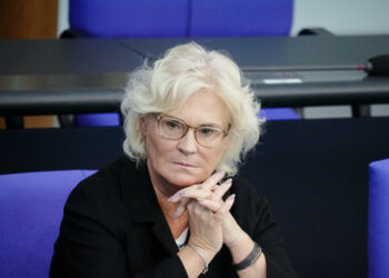 Nach Silvestervideo: Merz und Söder fordern Entlassung Lambrechts