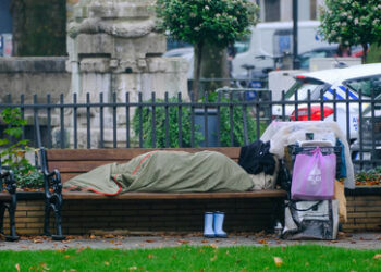 Politisch forcierte Massenverarmung: Immer mehr Menschen rutschen unter das Existenzminimum