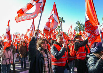 Proteste gegen Macrons Rentenreform legen Frankreich lahm