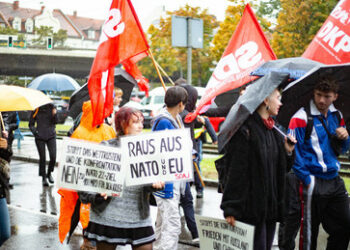 Proteste gegen die NATO? Spione, Spione, überall Spione!