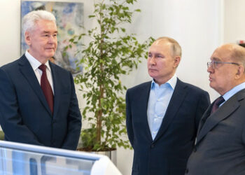 Putin und Moskaus Bürgermeister Sobjanin eröffnen Innovationszentrum  "Lomonossow-Cluster"