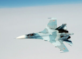 Spionage verhindert: Russischer Su-27-Jäger zwingt deutsches Aufklärungsflugzeug zum Abdrehen