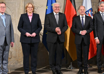 Vertrauen in politische Institutionen drastisch gesunken