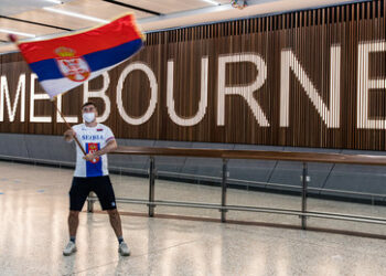 Verwechslung bei Australian Open: Sicherheitspersonal will Fan serbische Fahne wegnehmen