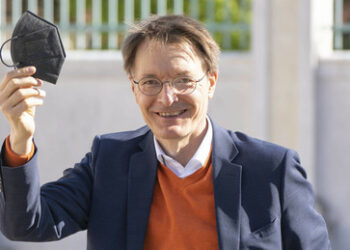 Weg damit! Lauterbach verkündet das Ende der Maskenpflicht im Fernverkehr