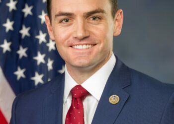 Der Abgeordnete Mike Gallagher fordert das Finanzministerium auf, hart gegen Firmen vorzugehen, die mit Spionage der KPCh in Verbindung stehen