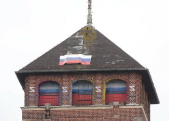 Agent Provocateur? Ukrainer soll Russland-Flagge und Z-Symbole am Potsdamer "Kreml" angebracht haben