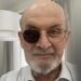 Auf einem Auge blind: Salman Rushdie zeigt sich erstmals nach Anschlag