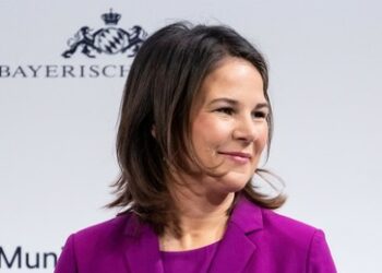 Baerbock bizarr: Putin muss sich um 360 Grad drehen