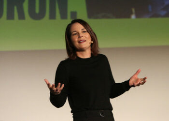 Baerbock rechtfertigt sich für Kriegsaussage: "Wer keine Fehler macht, der lebt nicht"