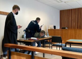 Berlin: Aktivist der "Letzten Generation" klebte sich an Gerichtstisch und darf in nun behalten