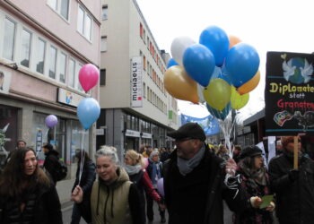 Gründungsmitglied der Grünen, Torsten Lange, spricht auf Kölner Friedenskundgebung