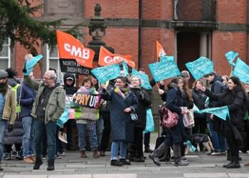 Landesweite Streiks in Großbritannien: Lehrkräfte und Bahnmitarbeiter verlangen Lohnsteigerungen