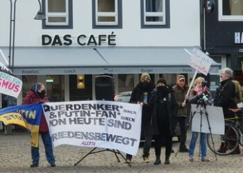 Polizei erlaubt den Gesang "Querdenker klatschen" auf Demonstration