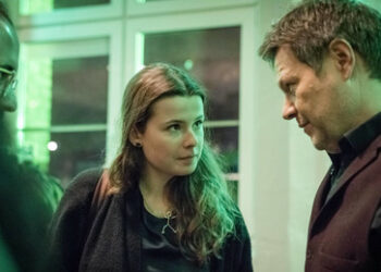 Ruf nach "Verfassungsschutz": Habeck und Neubauer gegen Wagenknecht und Schwarzer