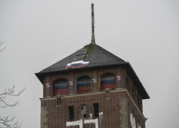 Russische Fahne auf Potsdamer "Kreml" angebracht