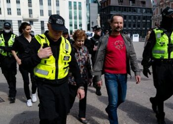 Sie verteilte Flugblätter – Junge Antifaschistin in Lettland verhaftet