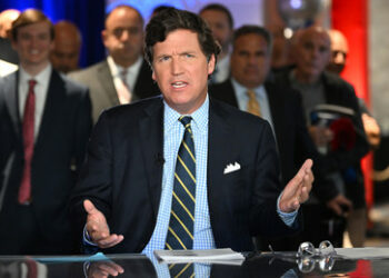 Tucker Carlson über Baerbock: "Sie ist ein Trottel"