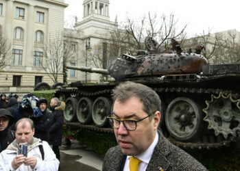 Vandalen zerstören niedergelegte Blumen am Panzer gegenüber der russischen Botschaft