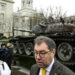 Vandalen zerstören niedergelegte Blumen am Panzer gegenüber der russischen Botschaft