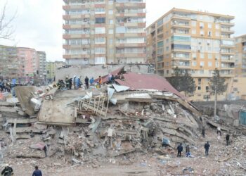 Zahl der Toten nach Erdbeben steigt auf mehr als 1.100 in der Türkei und 800 in Syrien