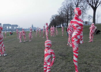 "Bild-TV" übt sich in Corona-Debatte: Wurde bei den Impfungen auch vor den Nebenwirkungen gewarnt?