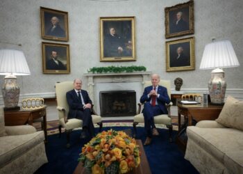 Biden und Deutschlands Scholz versprechen, die Ukraine „so lange es dauert“ zu unterstützen