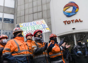 Französischer Total-Konzern kauft in Shanghai LNG - in Yuan