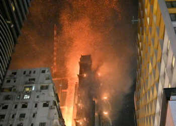 Großbrand in Hongkong: Hochhaus steht in Flammen