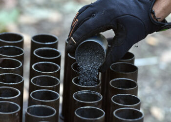 Mangel an Schießpulver und Sprengstoffen bedroht EU-Waffenlieferungen an Ukraine