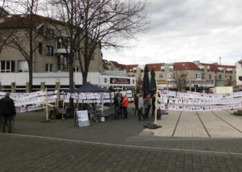 Medienkritische Wanderausstellung mit Impfgeschädigten tourt durch NRW