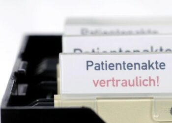 Neue E-Akte: Patientendaten mit Gendatenbanken verknüpft – App erinnert automatisch an Impftermine