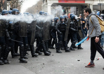 Rentenproteste in Frankreich eskalieren: Rathaus von Bordeaux in Brand gesetzt