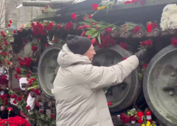 Russische Botschaft in Berlin stellt klar: "Haben nichts mit Blumenniederlegung am Panzer zu tun"