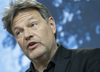 Russland-Sanktionen: Habeck vermutet "Ausweichrouten" bei deutschen Exporten