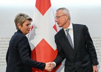 Schweizer Regierung gibt Übernahme der Credit Suisse durch UBS bekannt