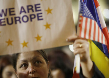 Tiflis: Regierungskritische Protestformen mit ukrainischen "Anleihen" – Russische Flagge verbrannt