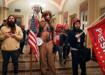 Videobeweis: Der "QAnon-Schamane" bei den Unruhen vom Januar 2021 war betreuter Gast im Kapitol