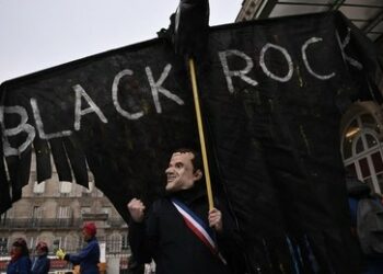 Aktivist in der BlackRock-Zentrale Paris: "Es gibt Geld in diesem Land, man muss es nur holen"