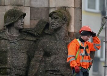 Auslöschung der Geschichte: Russische Denkmäler werden in Europa geschändet und abgerissen