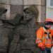 Auslöschung der Geschichte: Russische Denkmäler werden in Europa geschändet und abgerissen