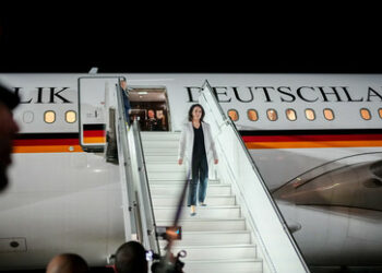 Baerbock allein in China