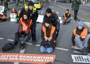 Berlin: Polizei verhängt Klebeverbote gegen Klima-Aktivisten