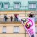 Berlin: "Klima-Aktivisten" beschmieren Gebäude und inszenieren Protest-Aktion im Hotel Adlon