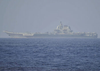 Flugzeugträger Shandong der chinesischen Seestreitkräfte kreuzt in Gewässern vor Taiwan